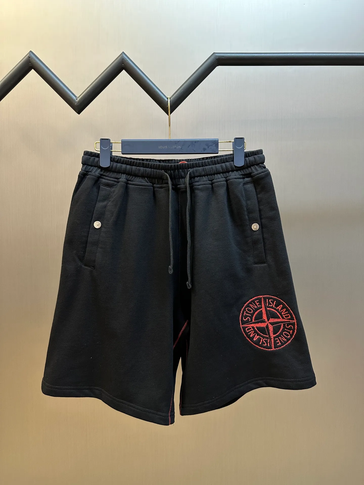 🅿️400 Stonelsland Stone Island Badge Embroidered Shorts Customized to the purest and most luxurious terry cloth, with iconic red Compass badge embroidery on the side of the pants and stitching art. The beauty of contrasting colors, red stitching jumps on the black base.  Using imported machine embroidery technology, advanced computer control systems and precision mechanical components, the red Compass badge embroidery operation is realized.  Special machine for reverse topstitching and fine sewing process. Special machine is used for topstitch sewing. It requires careful preparation of the reverse side of the garment before sewing to ensure that the sewing lines are straight, the stitches are even, and the edges are smooth and beautiful.  size：s m l xl
